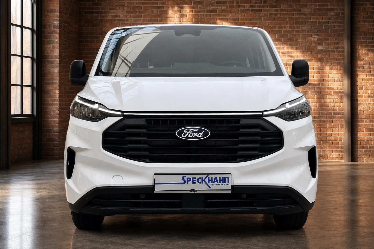 Ford Transit Custom weiss Frontansicht mit LED-Scheinwerfern in Industriehalle