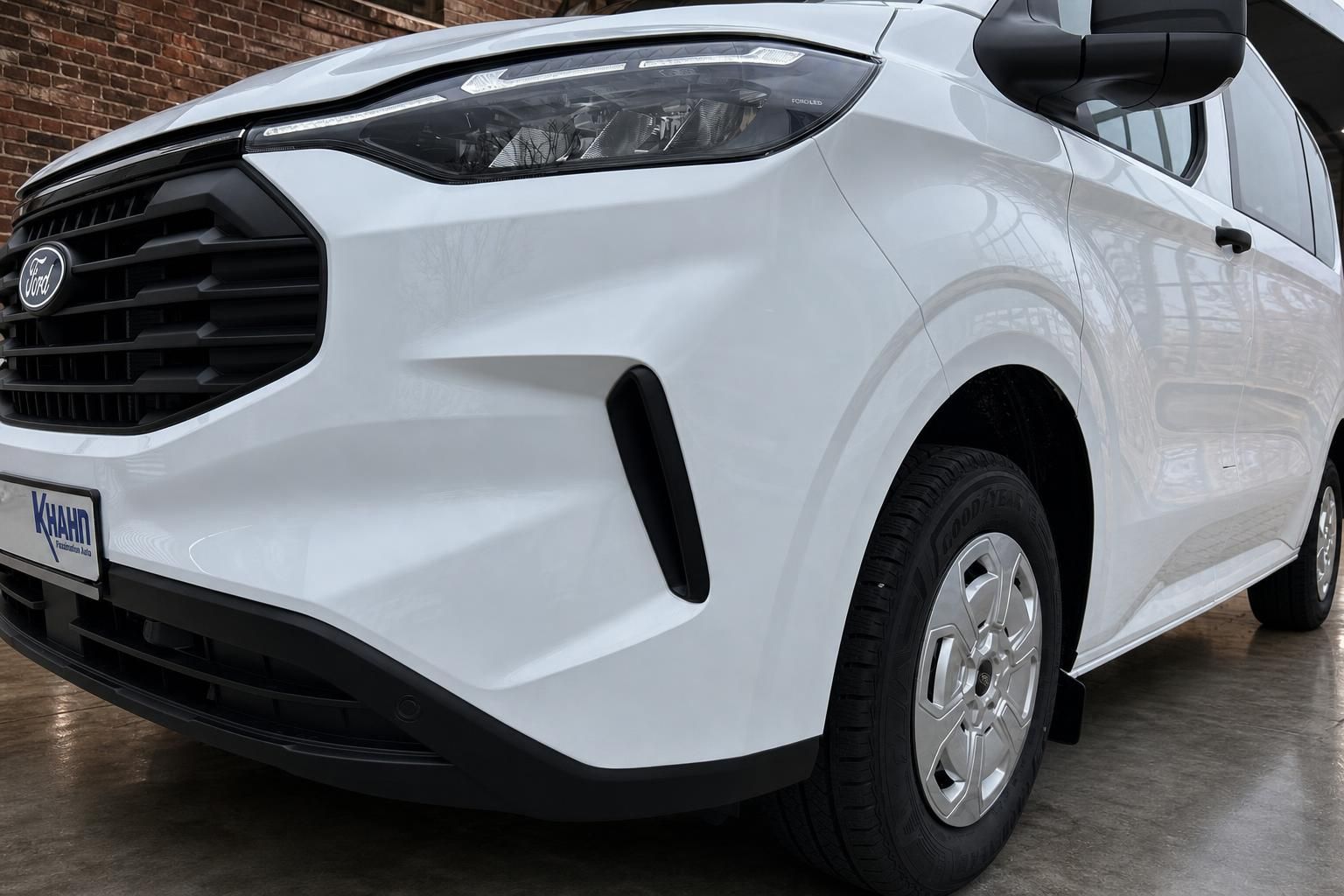 Ford Transit Custom weiss Detailansicht Frontstossstange und Felge