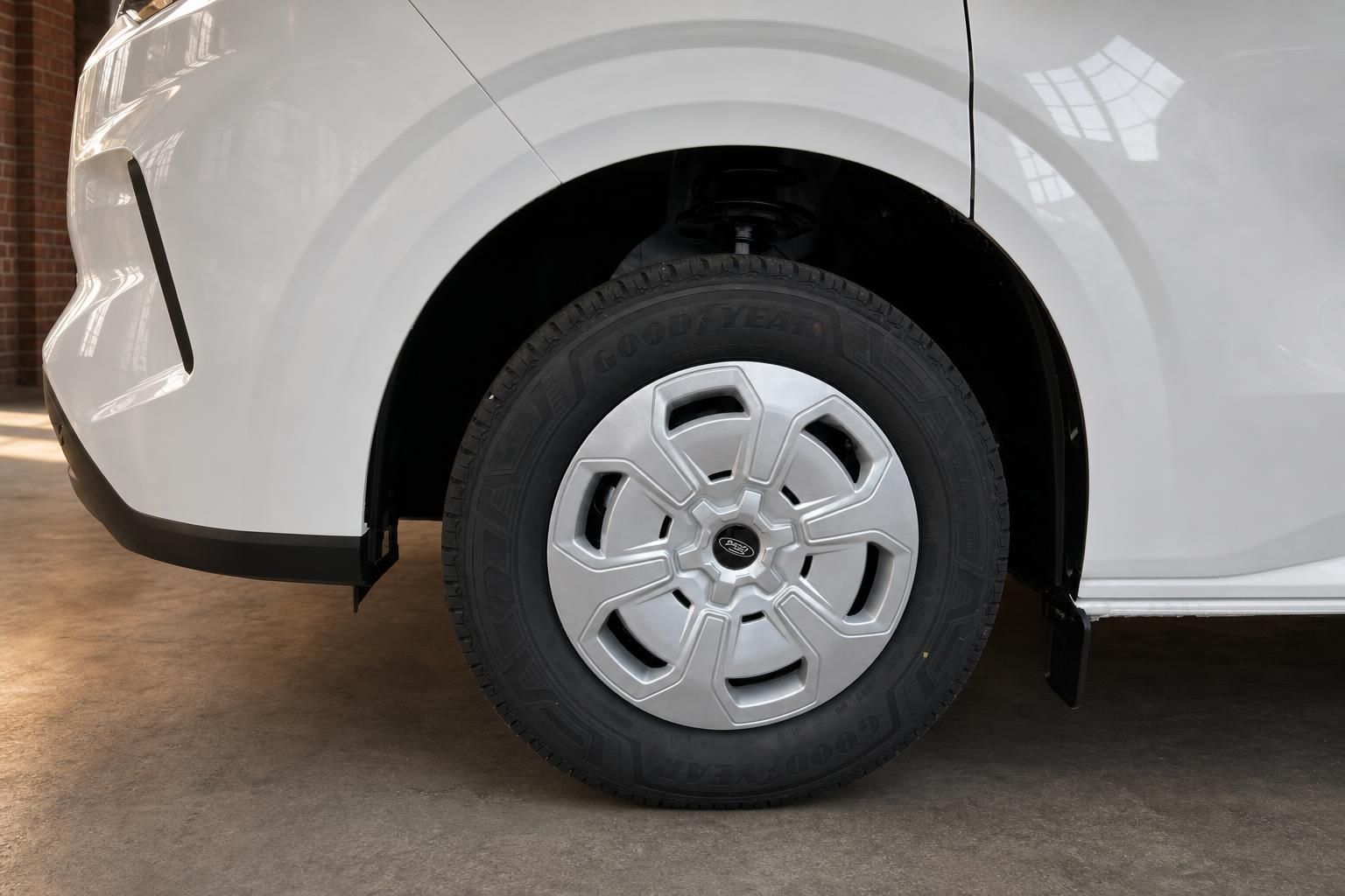 Ford Transit Custom Detailansicht Leichtmetallfelge und Reifen Goodyear