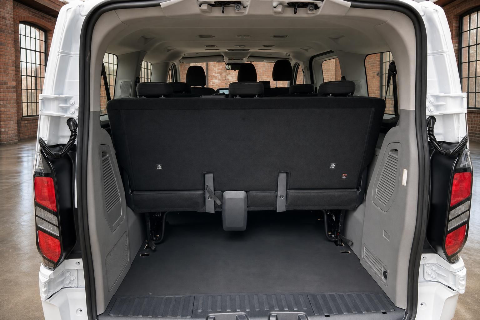 Ford Transit Custom Kofferraum mit umgeklappter Rueckbank und Ladeflaeche