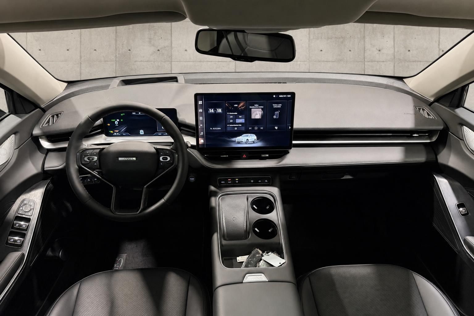 Cockpit Ansicht mit Lenkrad, Infotainment Display und Mittelkonsole