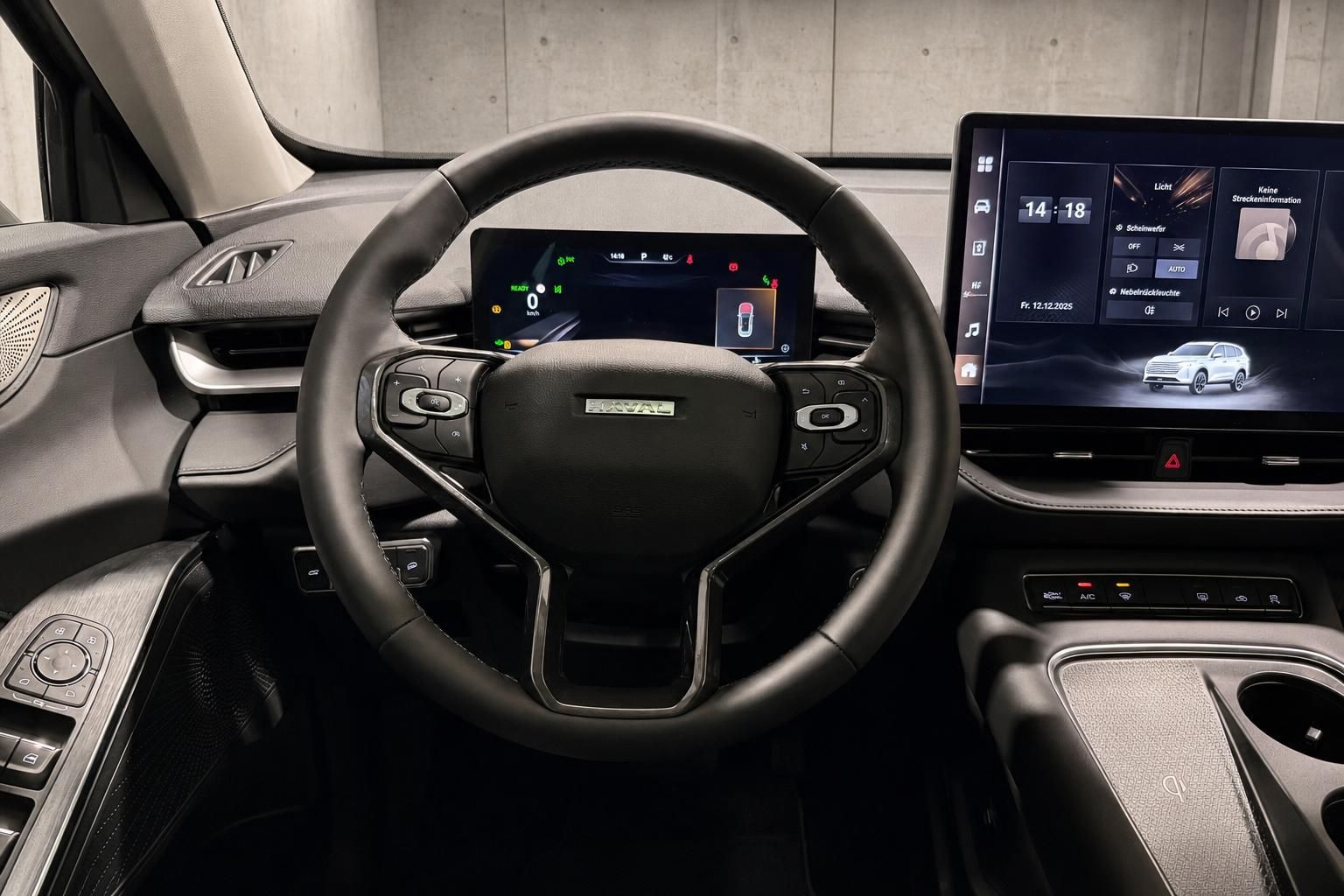 Cockpit mit Lenkrad und Digitaldisplay im SUV-Innenraum
