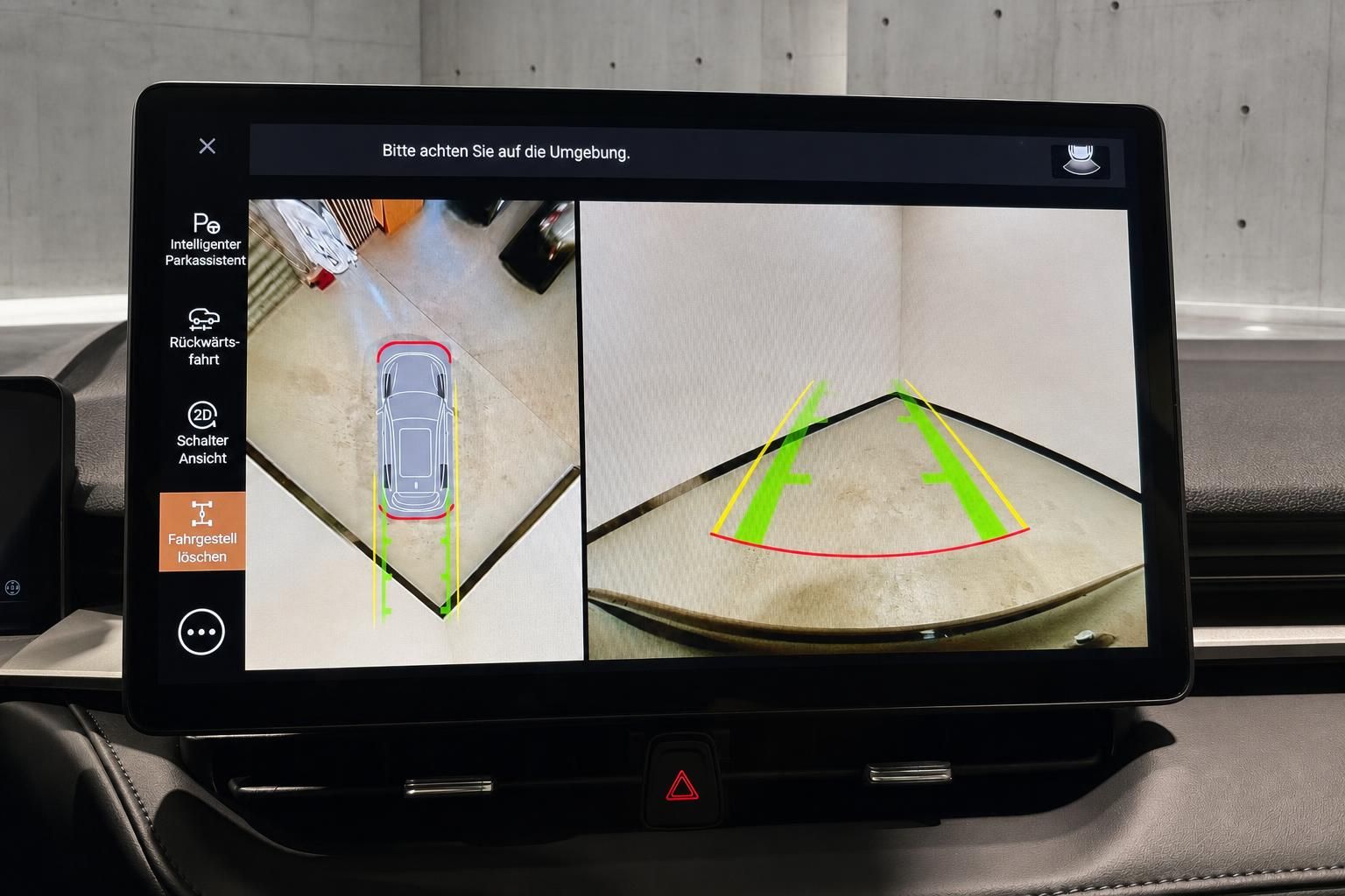360-Grad-Kamera-Display mit Parkassistent im Fahrzeuginnenraum