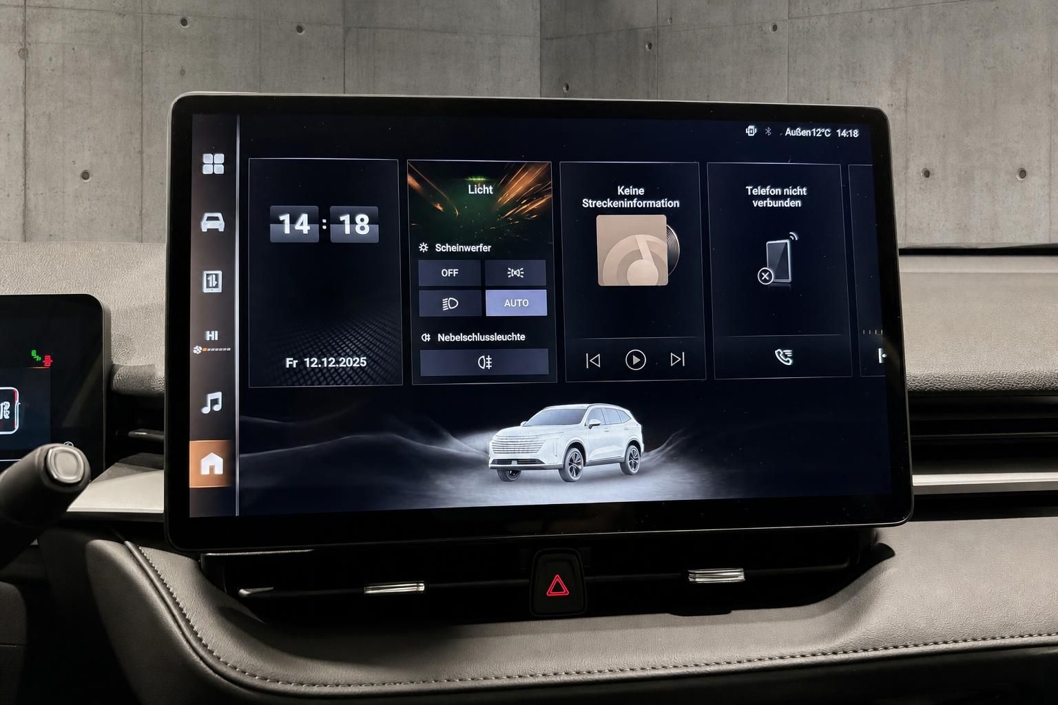 Infotainment-Bildschirm mit Menü und SUV-Grafik im Cockpit