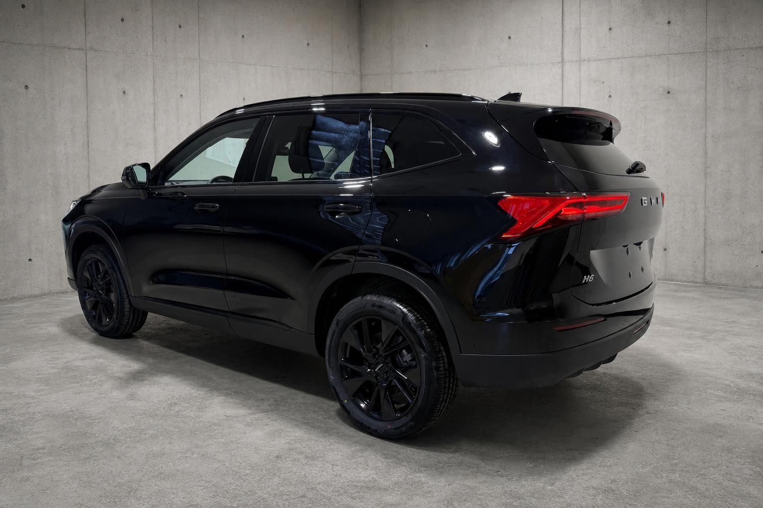 GWM H6 schwarz SUV Heckansicht seitlich in Studioumgebung