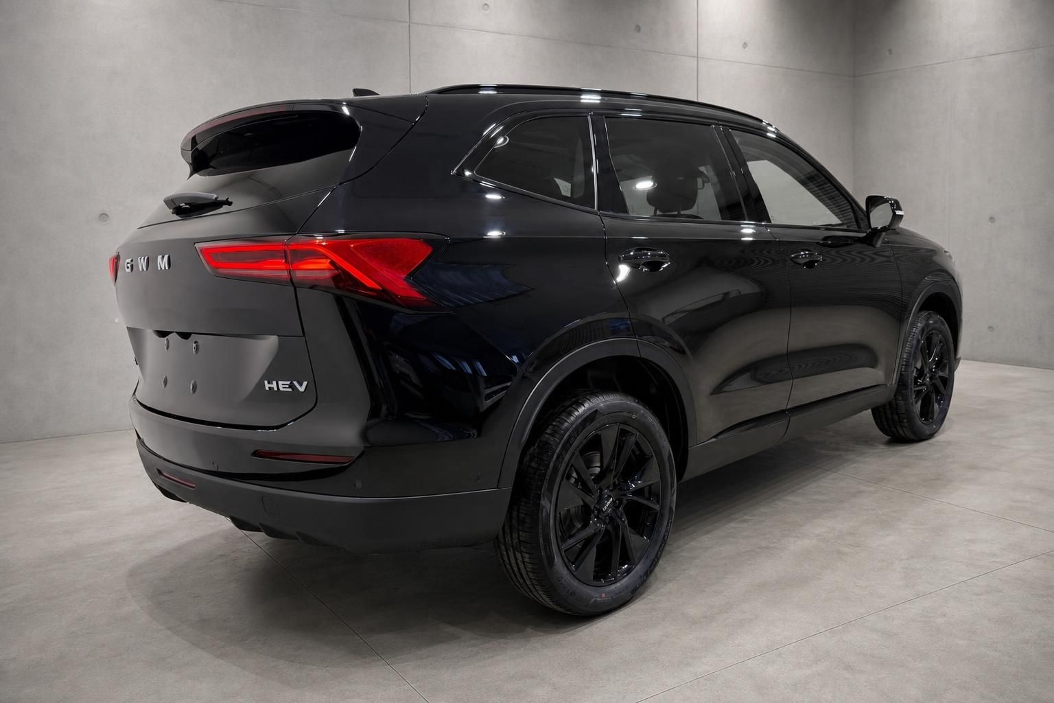 GWM HEV SUV schwarz Heckansicht seitlich mit Rueckleuchten