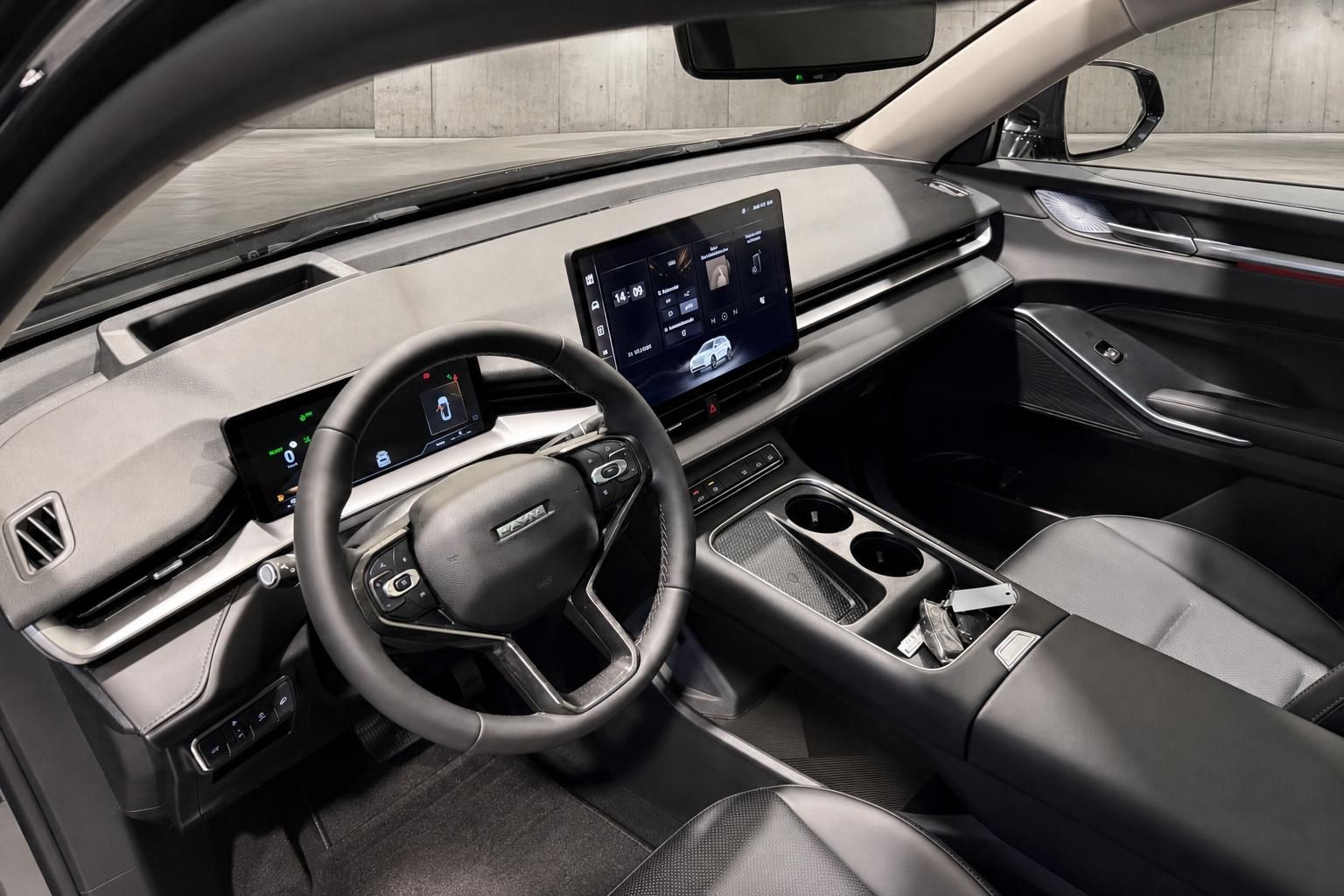 Cockpit mit Lenkrad, Touchscreen und Digitaltacho im modernen SUV