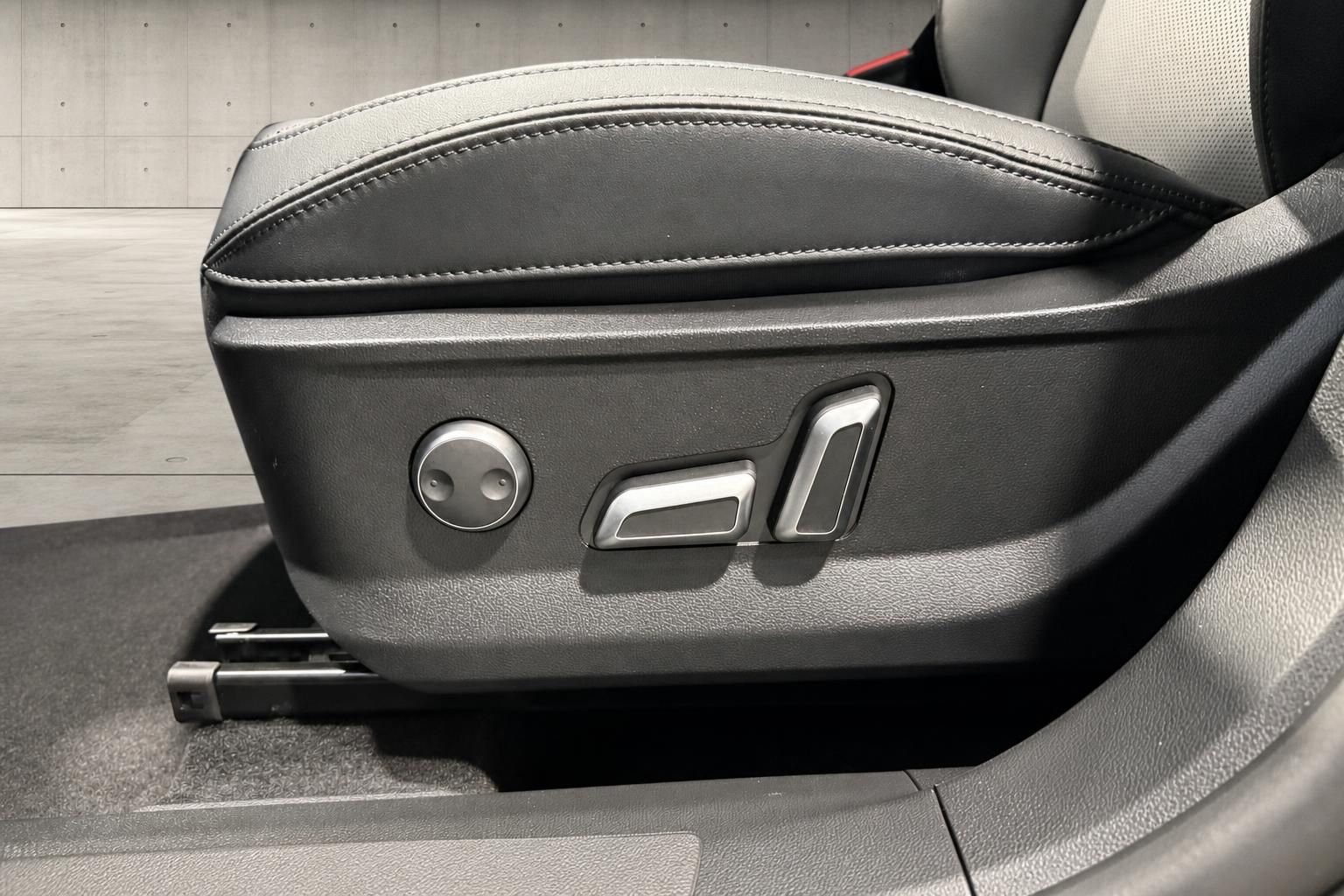 Sitzverstellung und Memory-Funktion am Vordersitz im Fahrzeuginnenraum