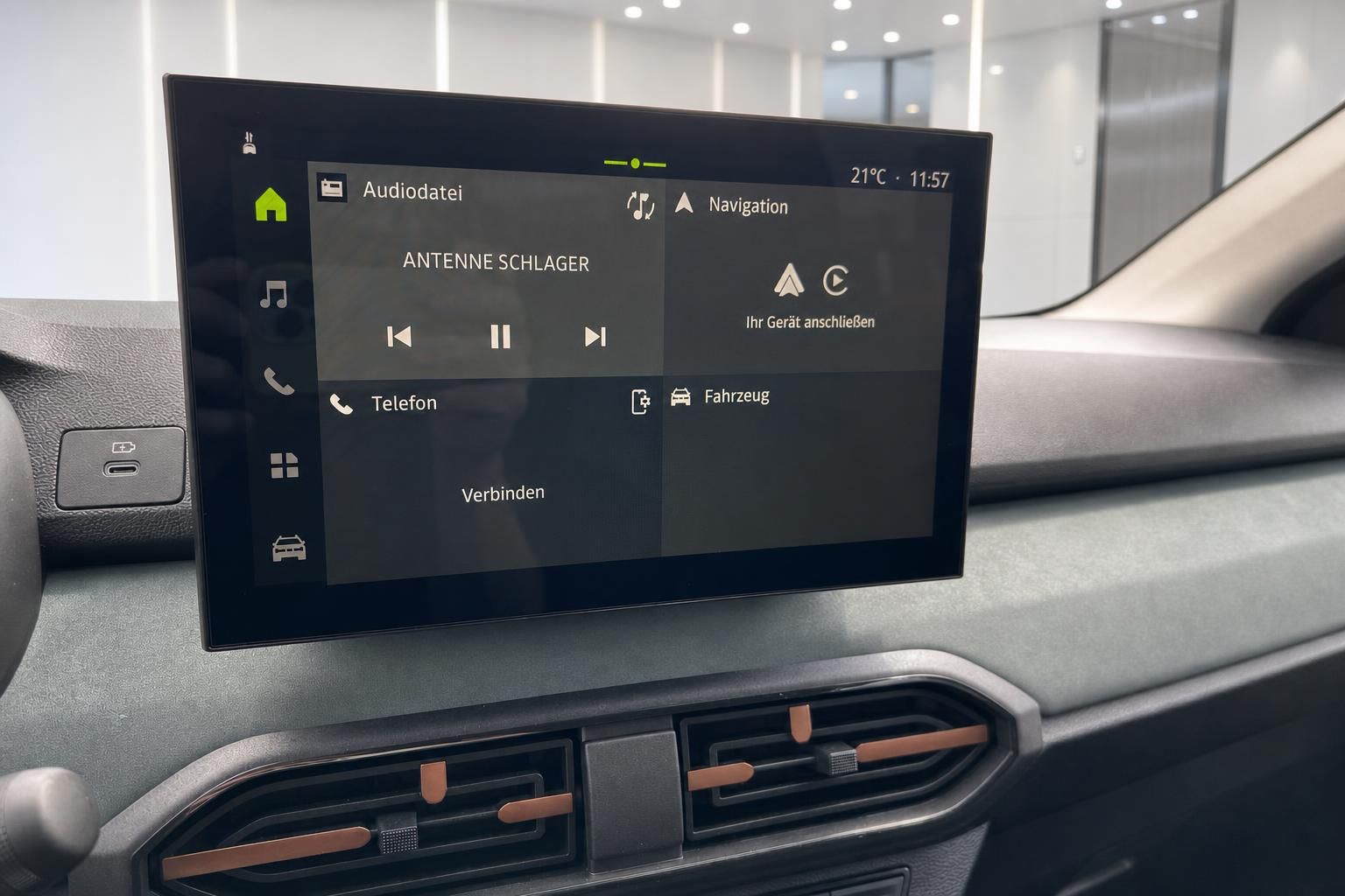 Infotainment-Touchscreen im Fahrzeug mit Navigation und Audiofunktionen - moderne Fahrzeugtechnik