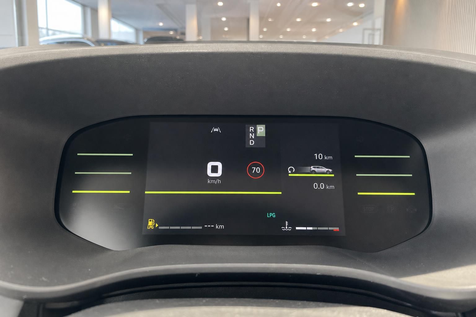 Digitales Armaturenbrett mit Geschwindigkeitsanzeige und Fahrzeugdisplay im modernen Auto