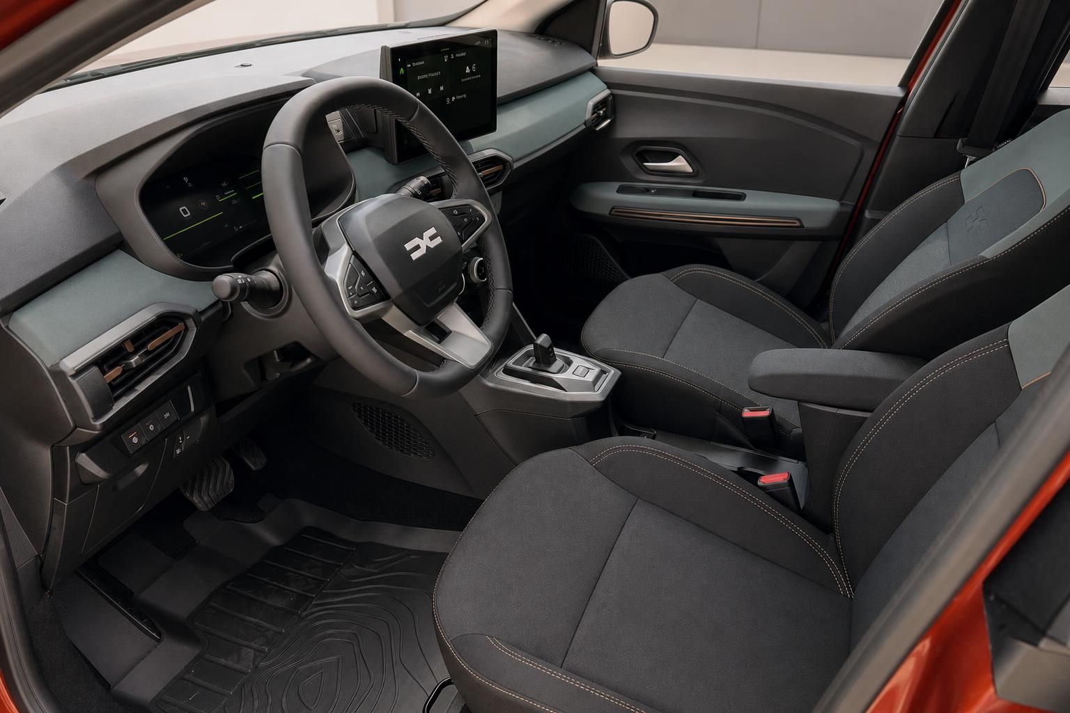 Dacia Fahrzeug Innenraum mit schwarzen Sitzen, Touchscreen-Display und modernem Cockpit-Design