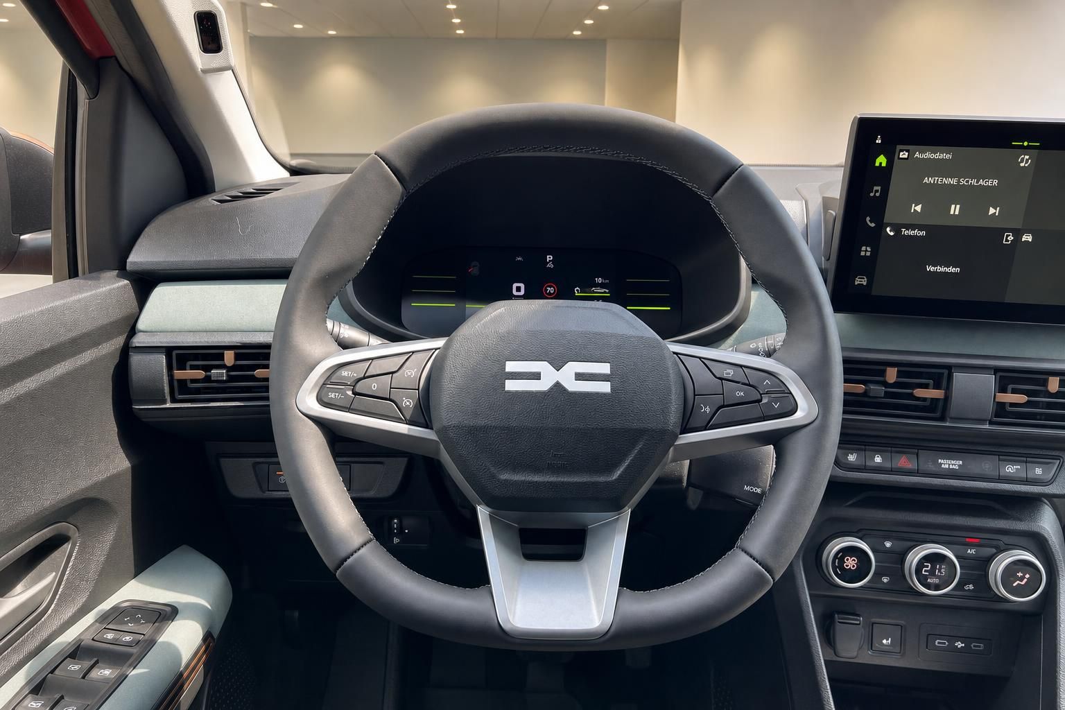 Modernes Fahrzeug-Cockpit mit digitalem Display und Multifunktionslenkrad - hochwertige Innenausstattung