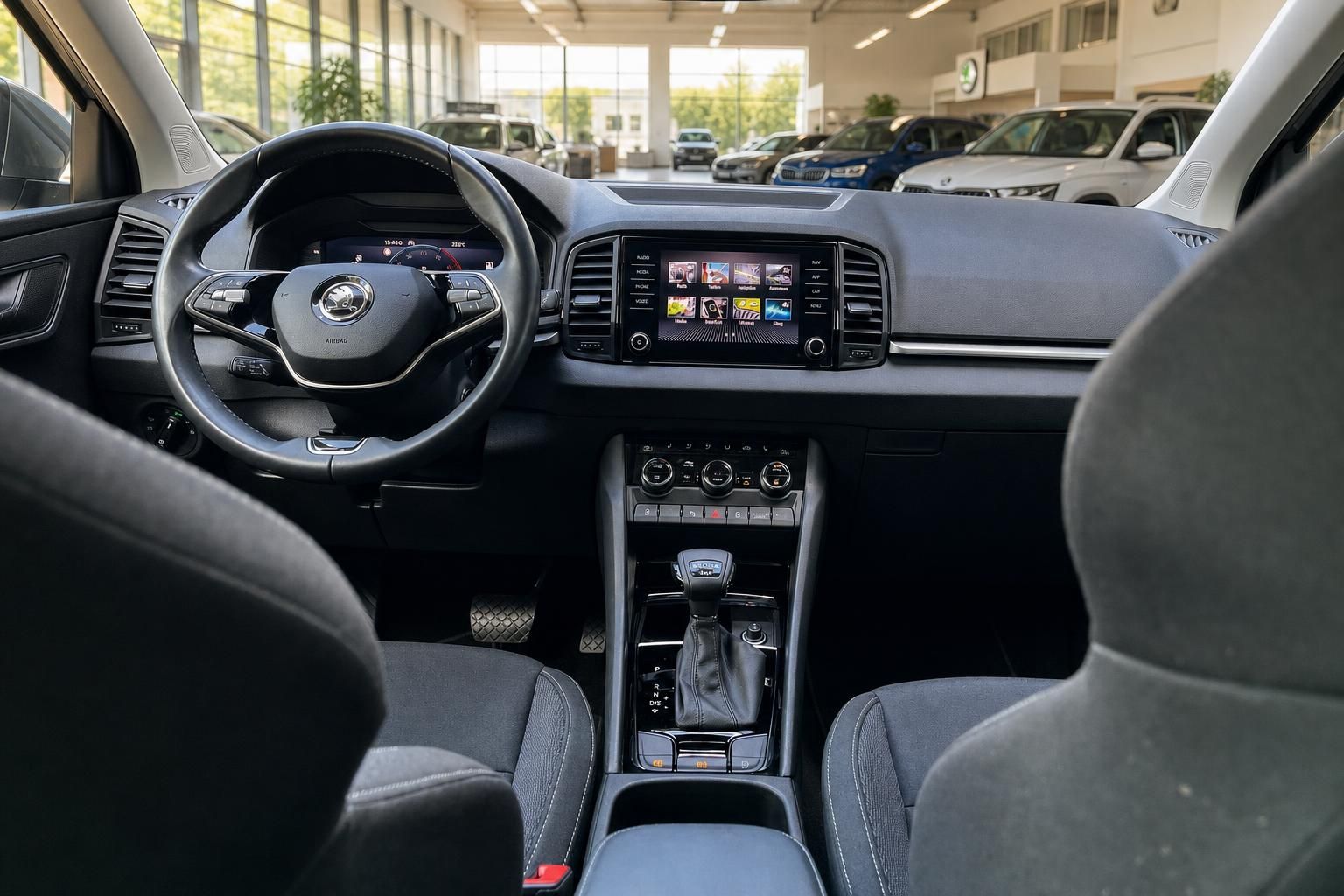 Škoda Cockpit mit Lenkrad und Touchscreen Navigation