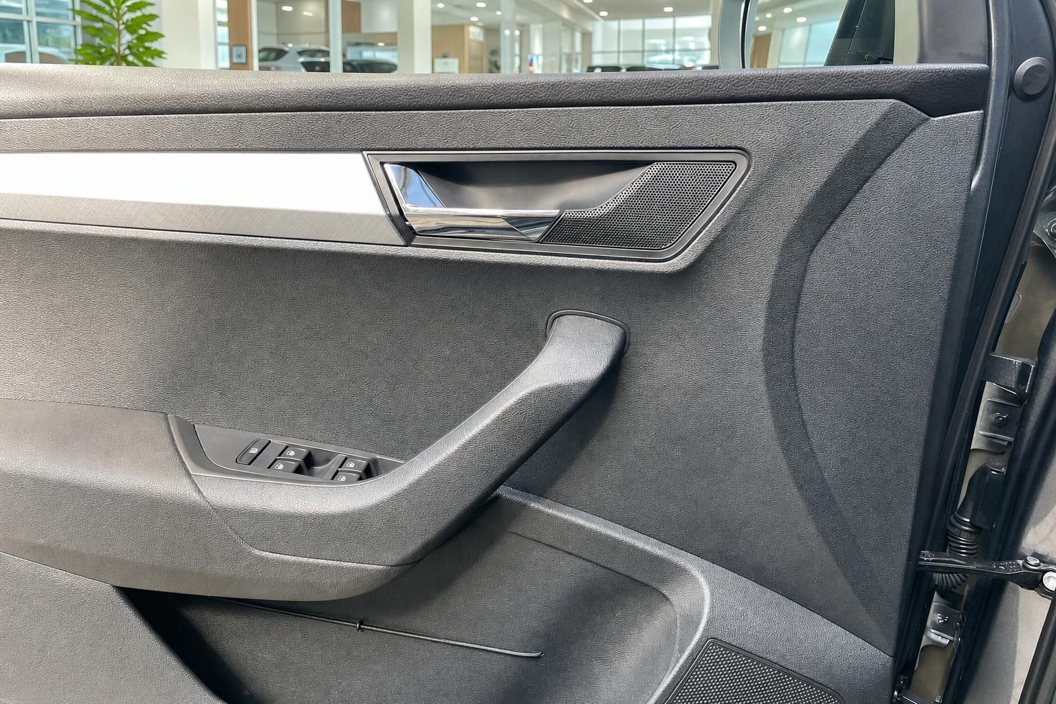 Innenraum Fahrertür mit Griff und Lautsprecher im Skoda