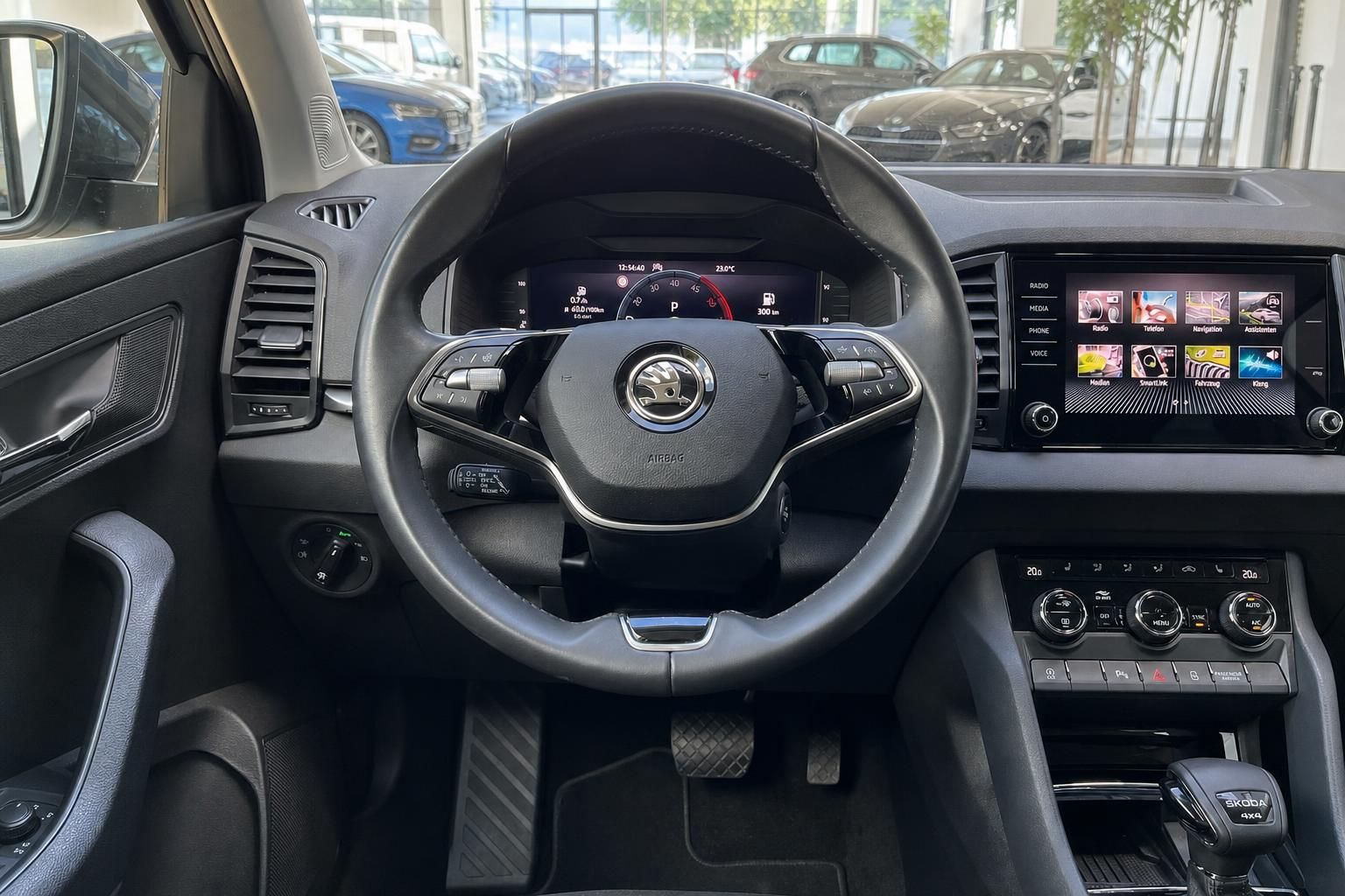 Cockpit mit Lenkrad und Infotainment im Skoda Innenraum