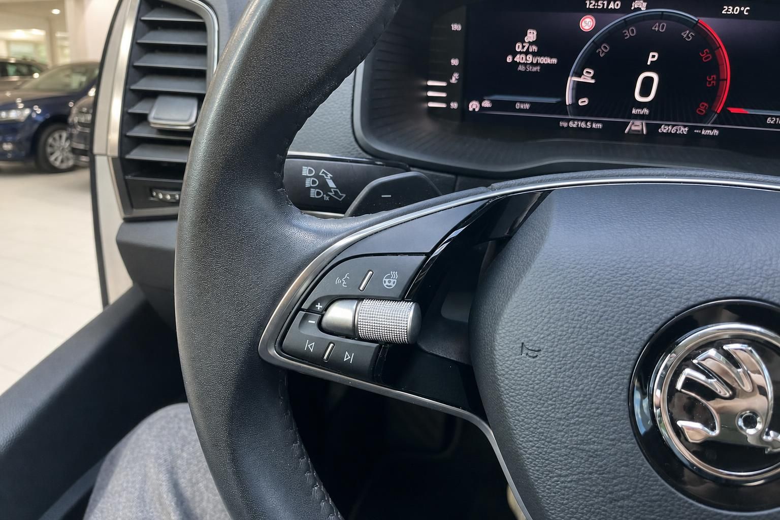 Lenkradbedienung und Kombiinstrument im Skoda Cockpit