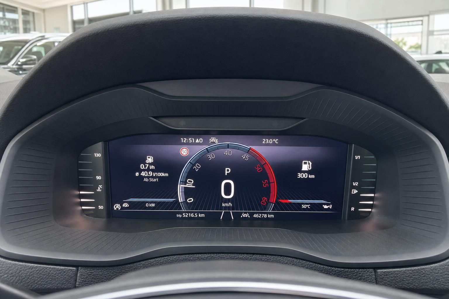 Digitales Kombiinstrument mit Tacho und Anzeigen im Skoda