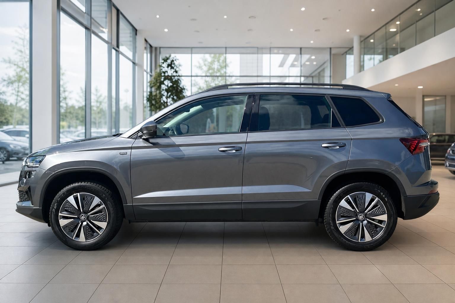 Skoda Karoq SUV grau, Seitenansicht im Autohaus Showroom