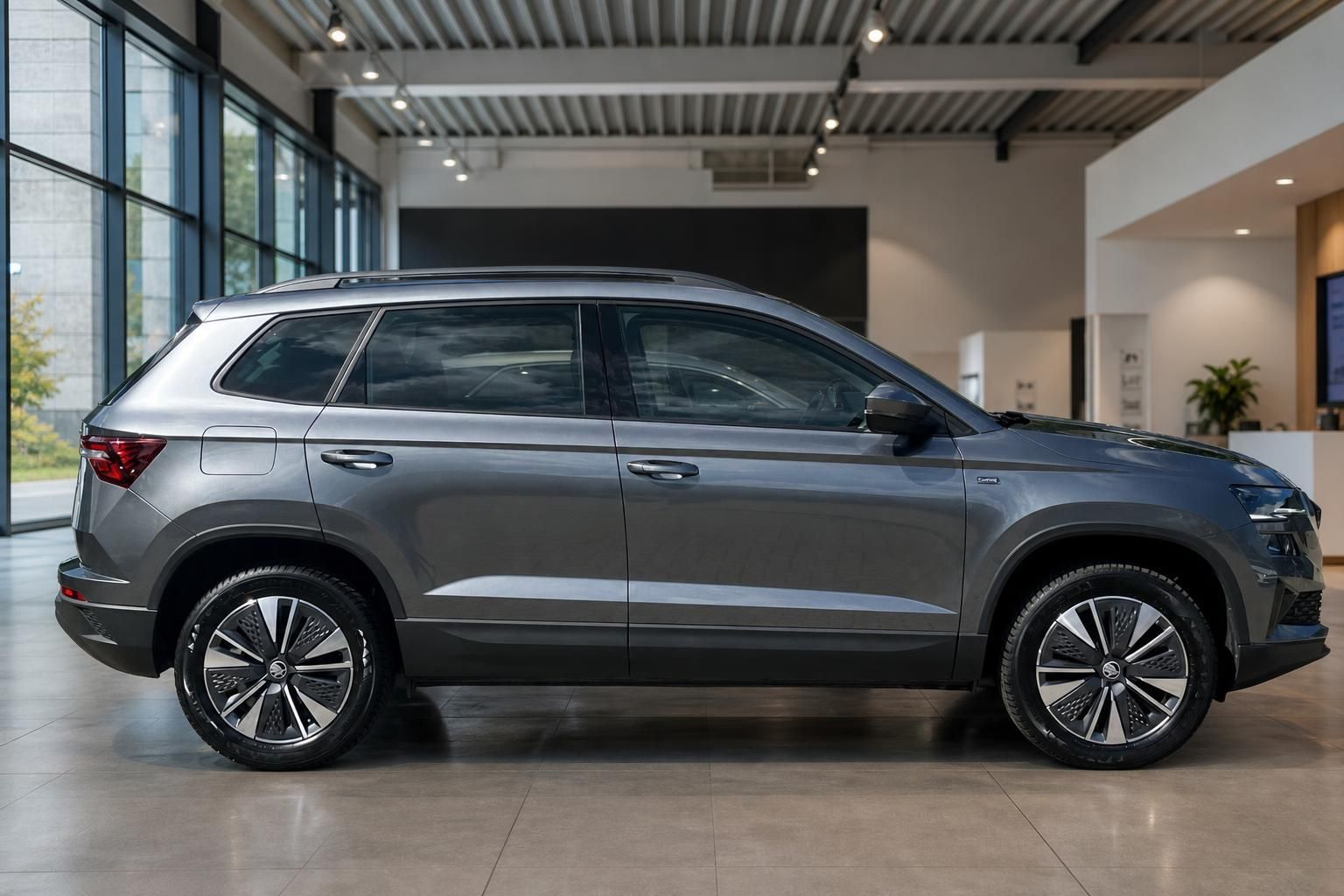 Skoda Karoq SUV in grau, Seitenansicht im Autohaus Showroom