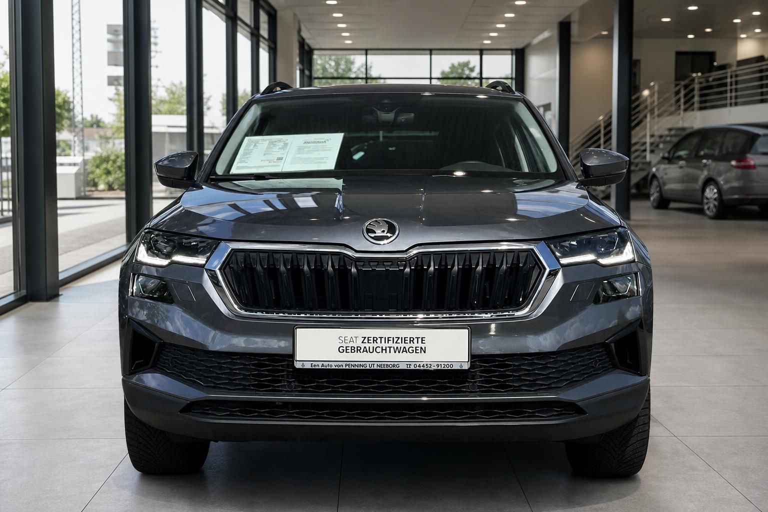 Skoda Karoq SUV grau, Frontansicht mit Kühlergrill im Showroom