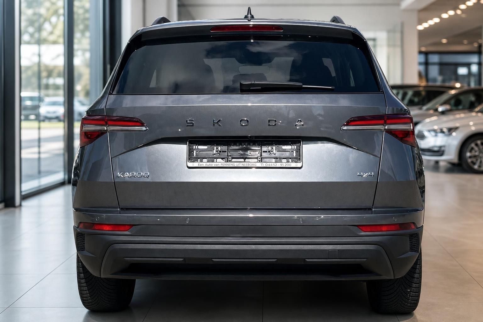 Škoda Karoq 4x4 Heckansicht in grau beim Autohaus