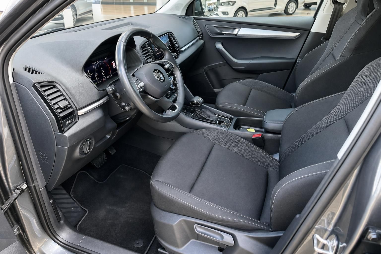 Škoda Innenraum Vordersitze und Cockpit mit Automatikgetriebe