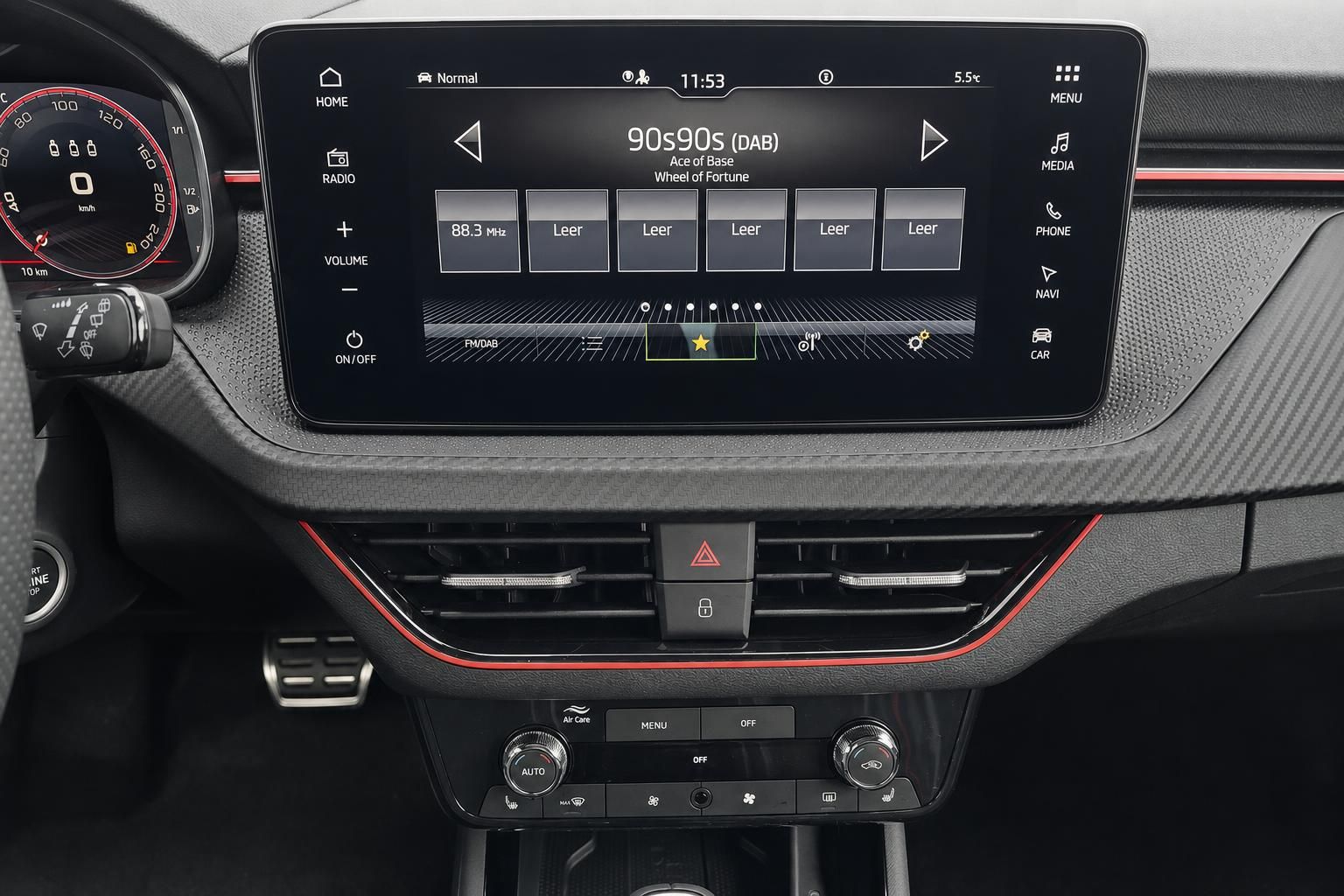 Skoda Infotainment Display mit Radio und Klimabedienung im Detail