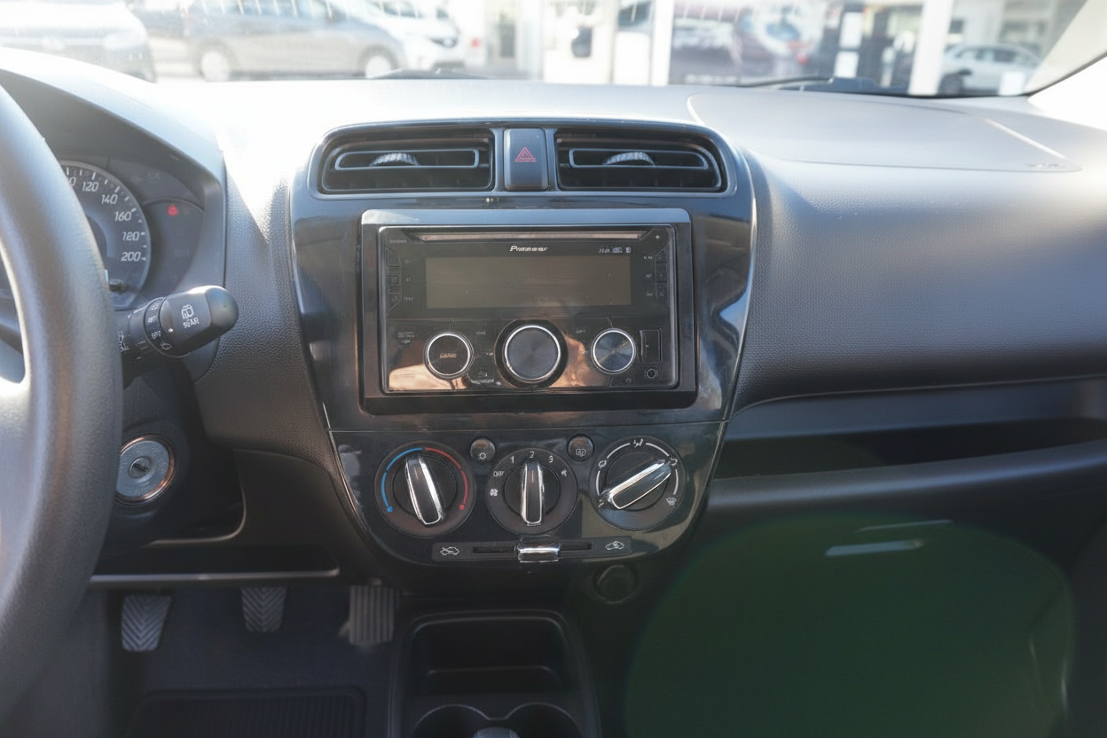 Fahrzeug-Innenraum mit Pioneer Doppel-DIN Radio und Klimabedienfeld