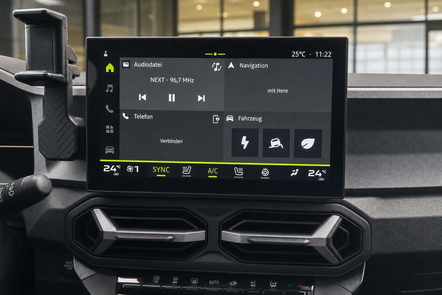 Auto Infotainment-System mit Touchscreen und Klimasteuerung