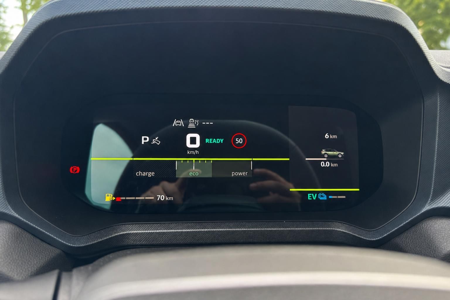 Digitales Cockpit-Display eines Elektrofahrzeugs mit Geschwindigkeitsanzeige und Batteriestand