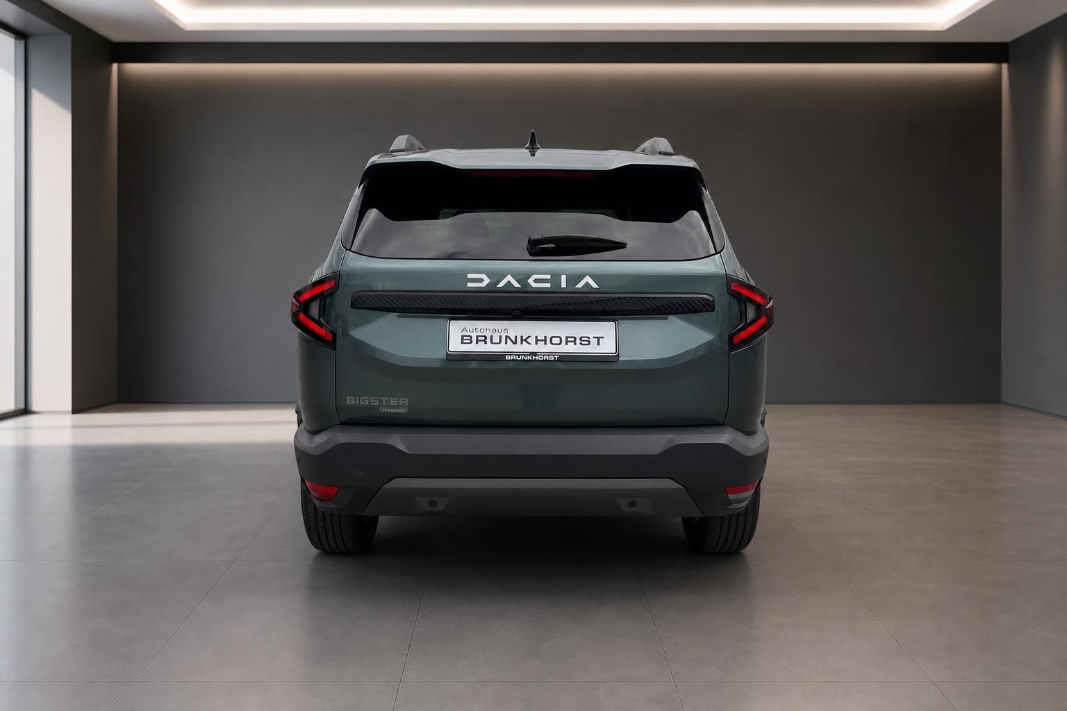 Dacia Bigster Hybrid SUV Heckansicht grün metallic im Autohaus Brunkhorst Showroom