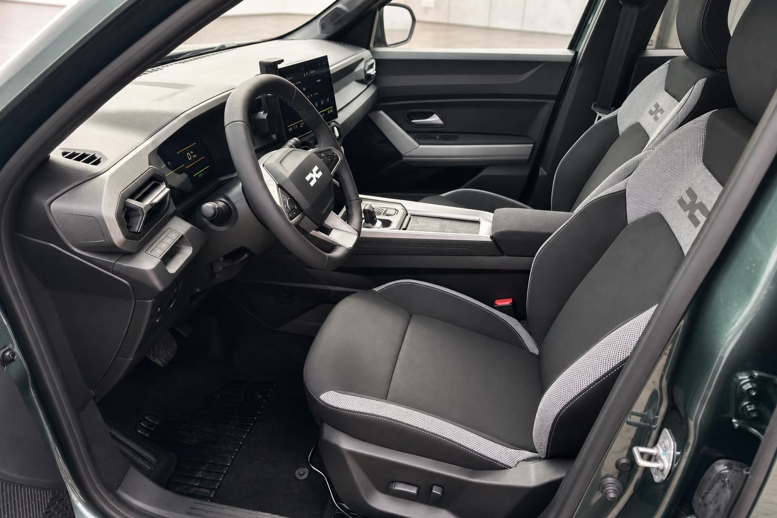 Dacia Bigster Innenraum Fahrersitz mit modernem Cockpit und Infotainment-System