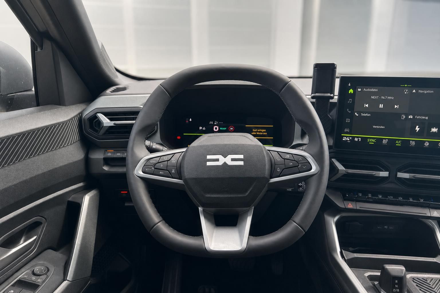 Auto Cockpit mit digitalem Display und modernem Lenkrad mit Markenlogo