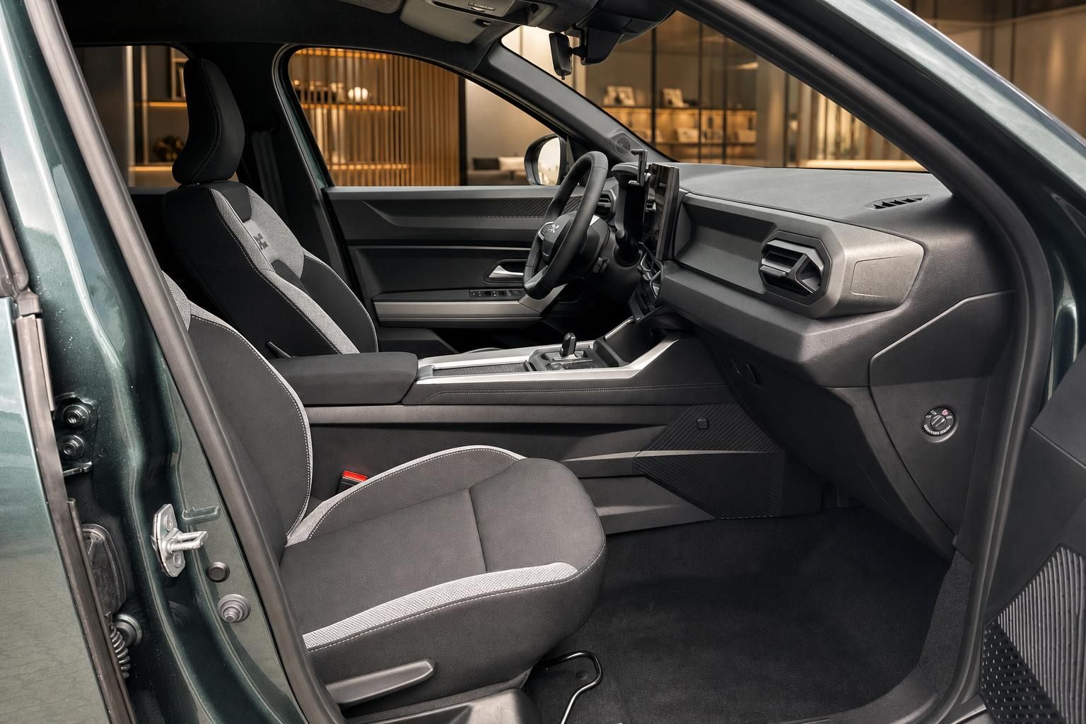 Fahrzeug Innenraum mit schwarzen Sitzen und modernem Cockpit Design
