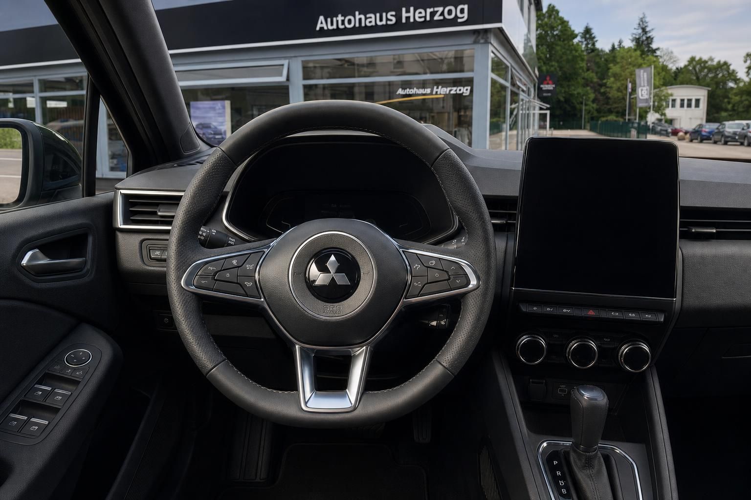 Mitsubishi Innenraum mit schwarzem Lenkrad, Touchscreen-Display und modernem Cockpit-Design