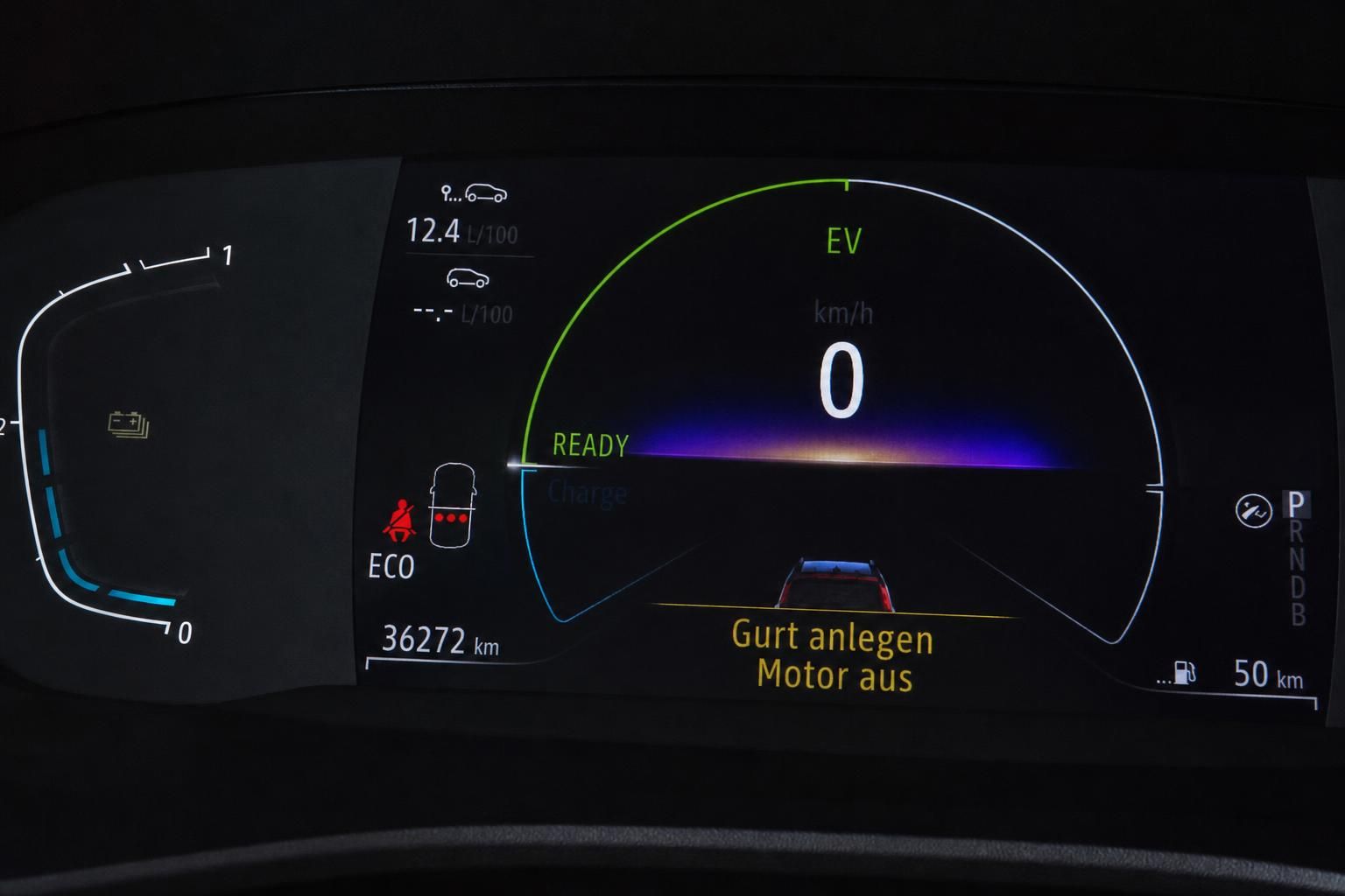 Digitales Kombiinstrument Hybrid-Fahrzeug EV-Modus READY Anzeige Tachometer Nahaufnahme