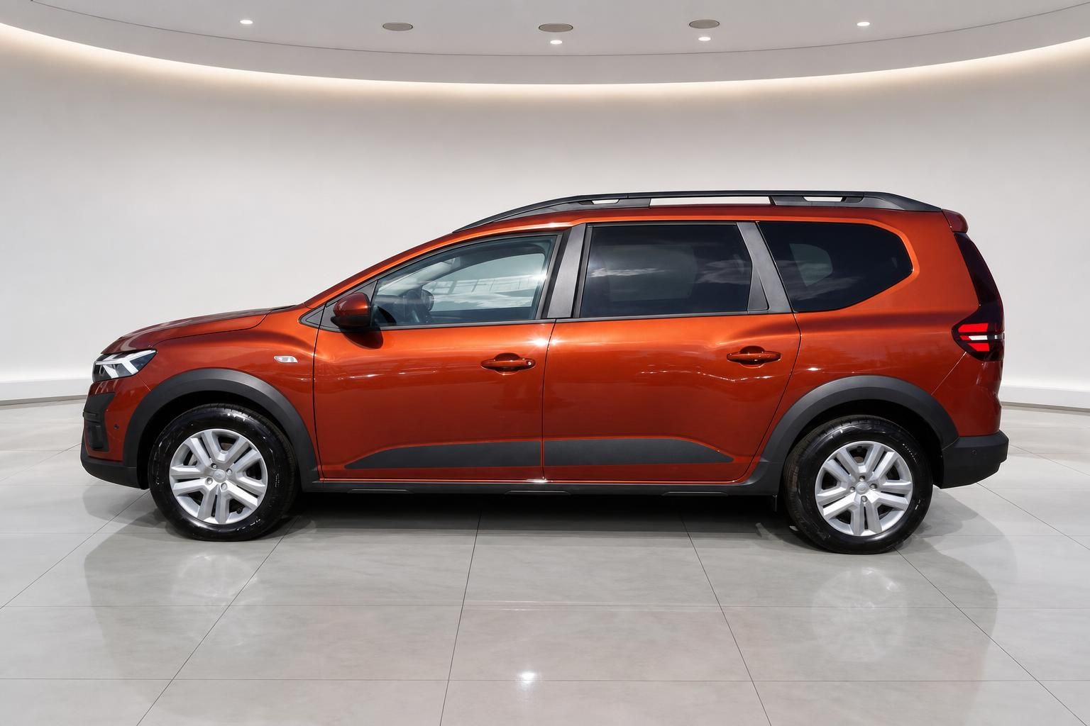Dacia Jogger orange Seitenansicht links im hellen Fotostudio