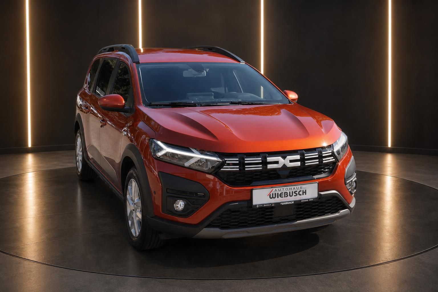 Dacia Jogger orange Frontansicht im Showroom Autohaus Wiebusch