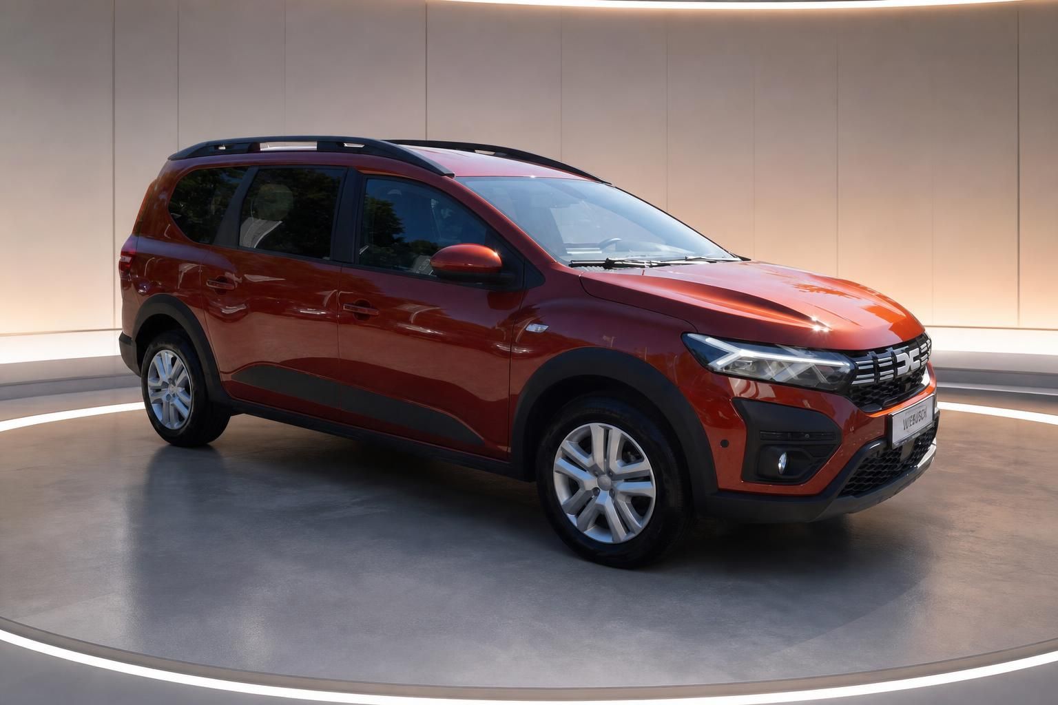 Dacia Jogger orange Schrägansicht vorne rechts im Fotostudio