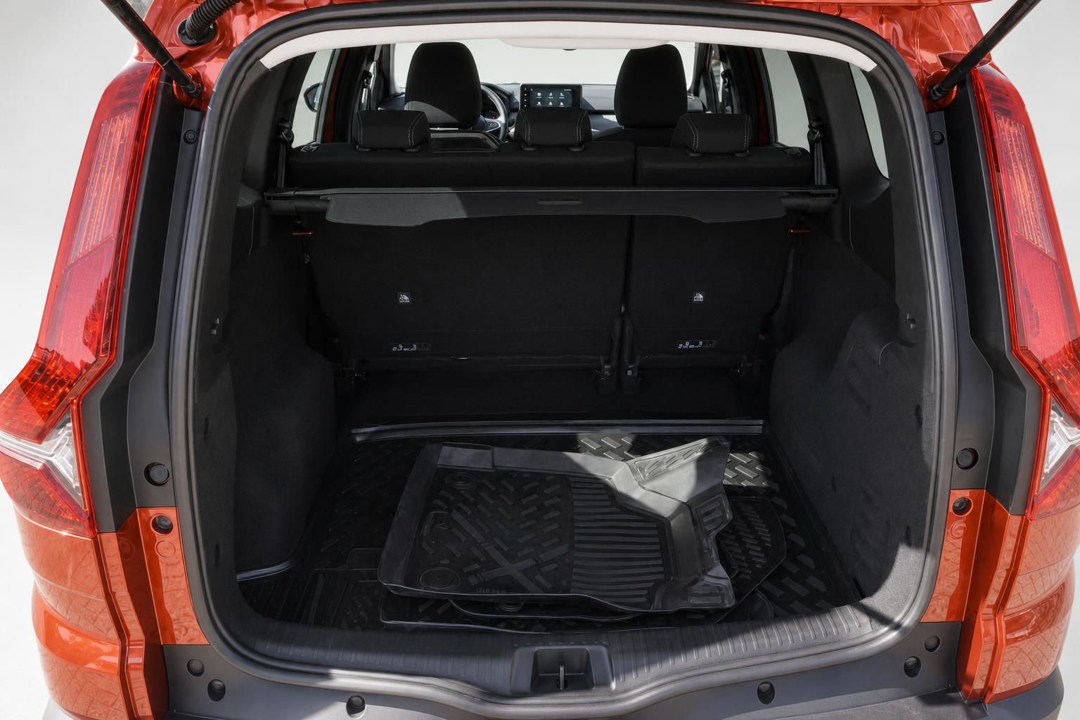 Dacia Jogger Kofferraum offen in Orange mit Gummimatte und umgeklappten Rücksitzen