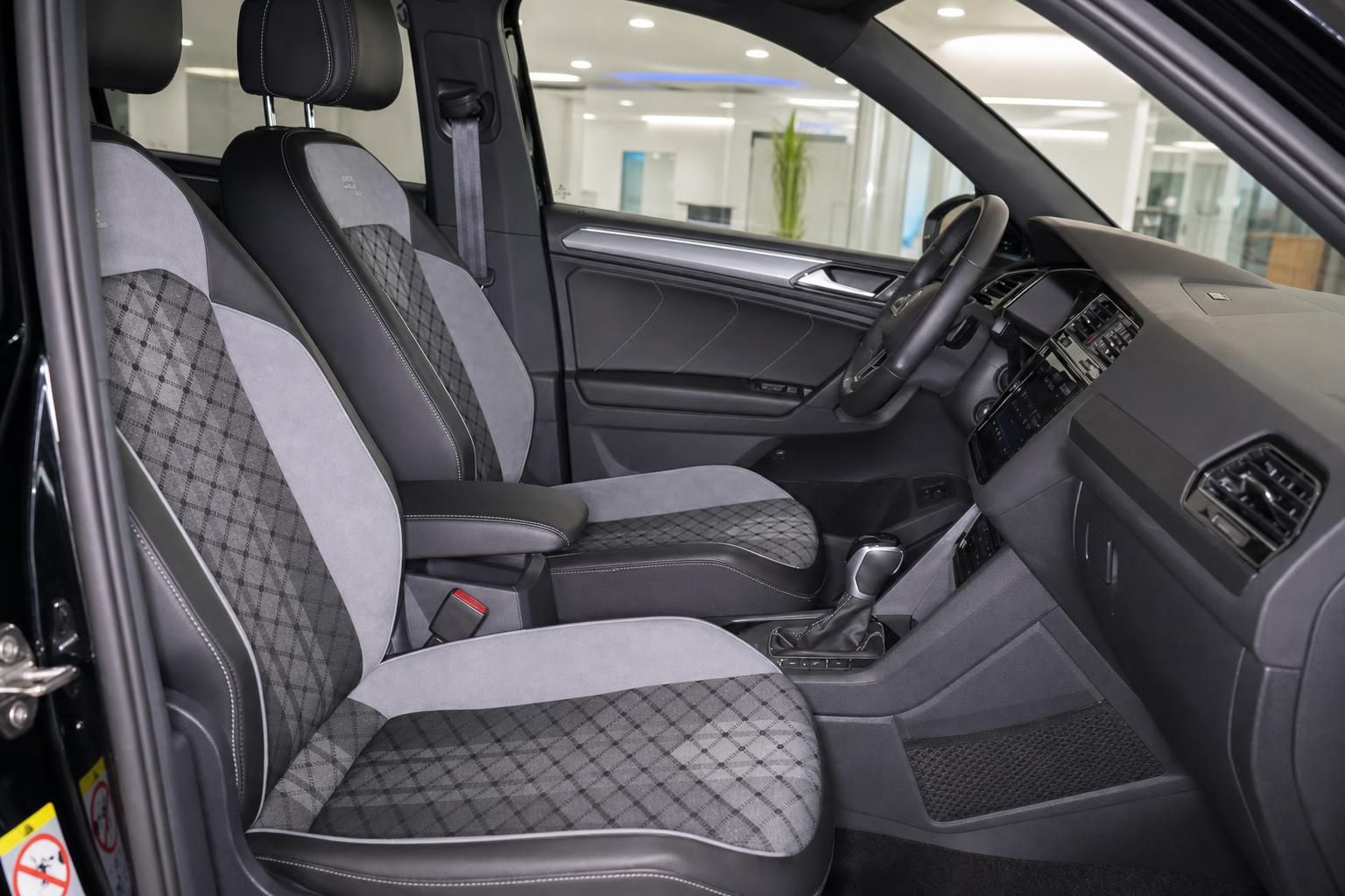 VW Innenraum Vordersitze und Cockpit mit Automatikgetriebe im Detail