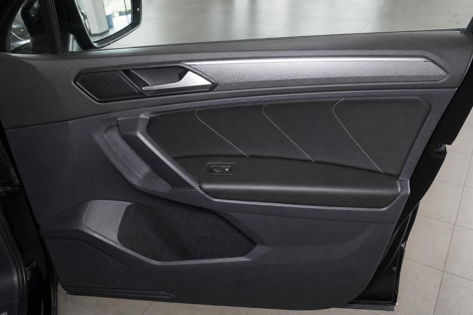 Innenraum Detailansicht Türverkleidung VW mit schwarzem Leder