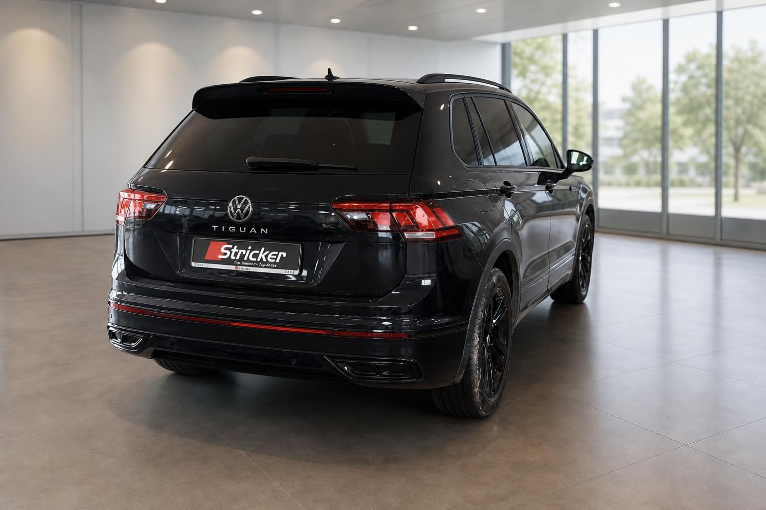 VW Tiguan schwarz Heckansicht in Ausstellungshalle