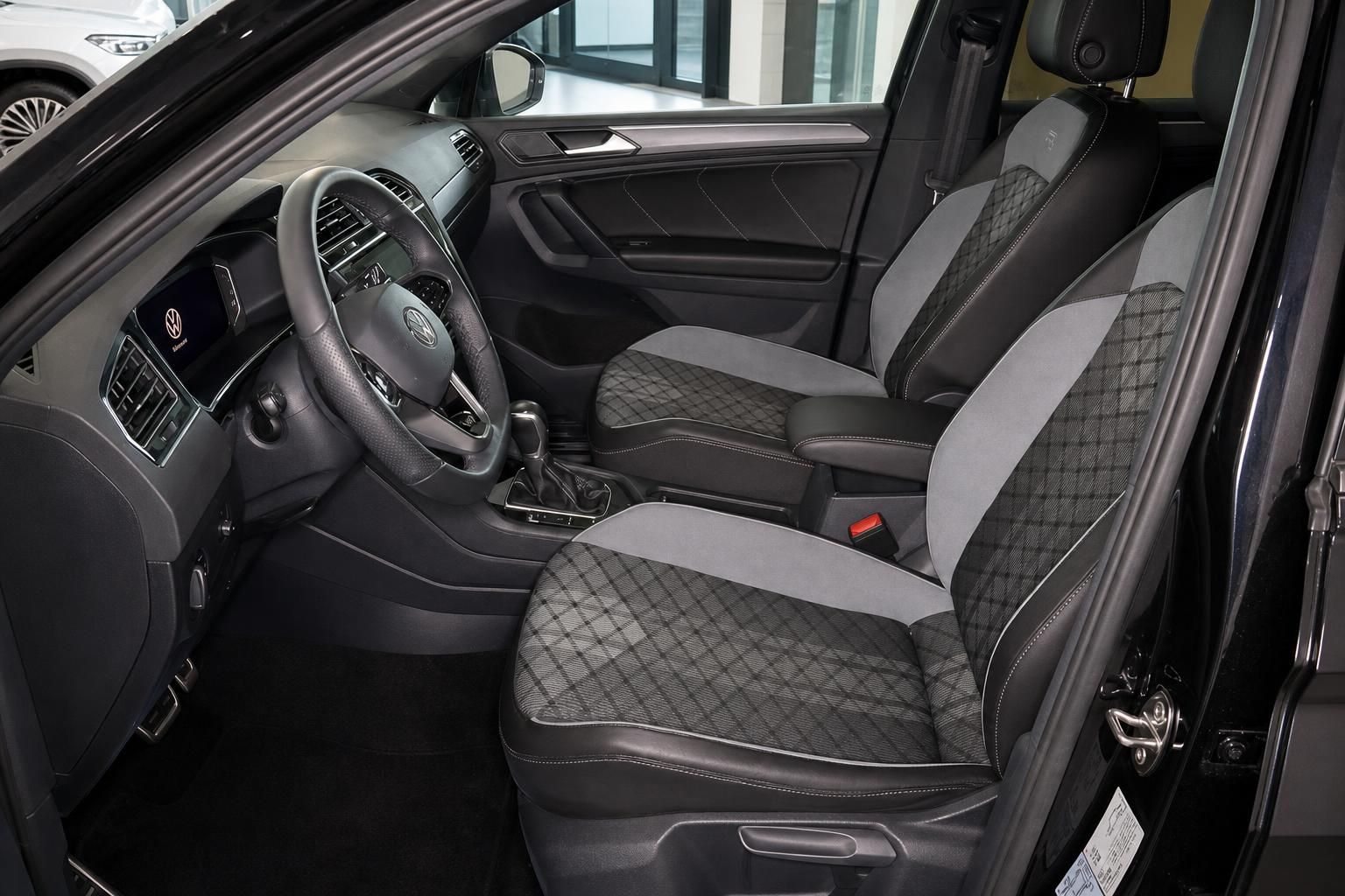 VW Tiguan Cockpit und Vordersitze Innenausstattung