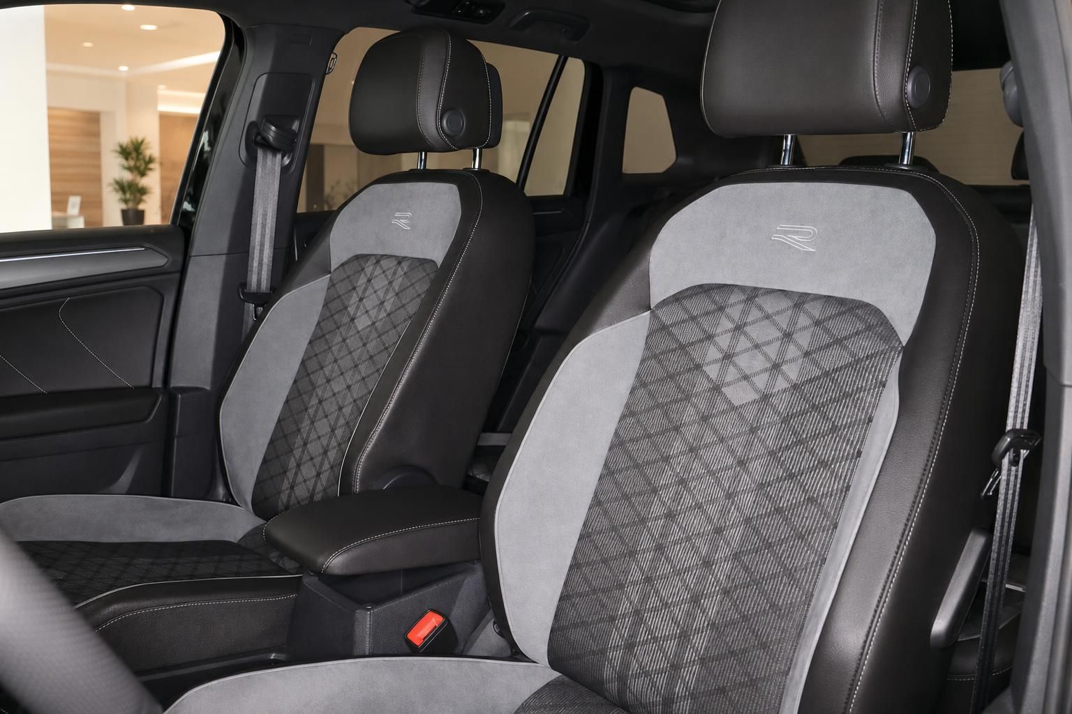 VW Tiguan Innenraum Vordersitze mit R-Line Bezug