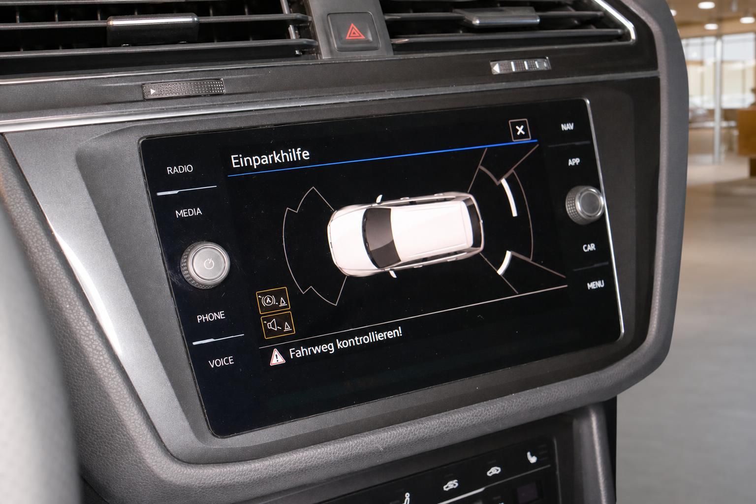 VW Touchscreen Einparkhilfe Anzeige mit Umgebungssensoren im Cockpit