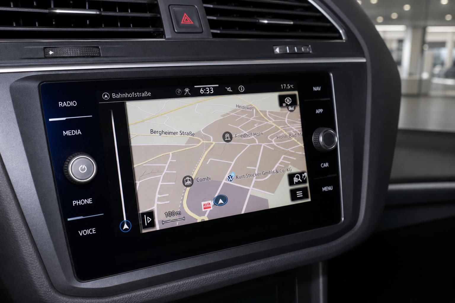 VW Navigationssystem Touchscreen mit Kartenansicht im Cockpit