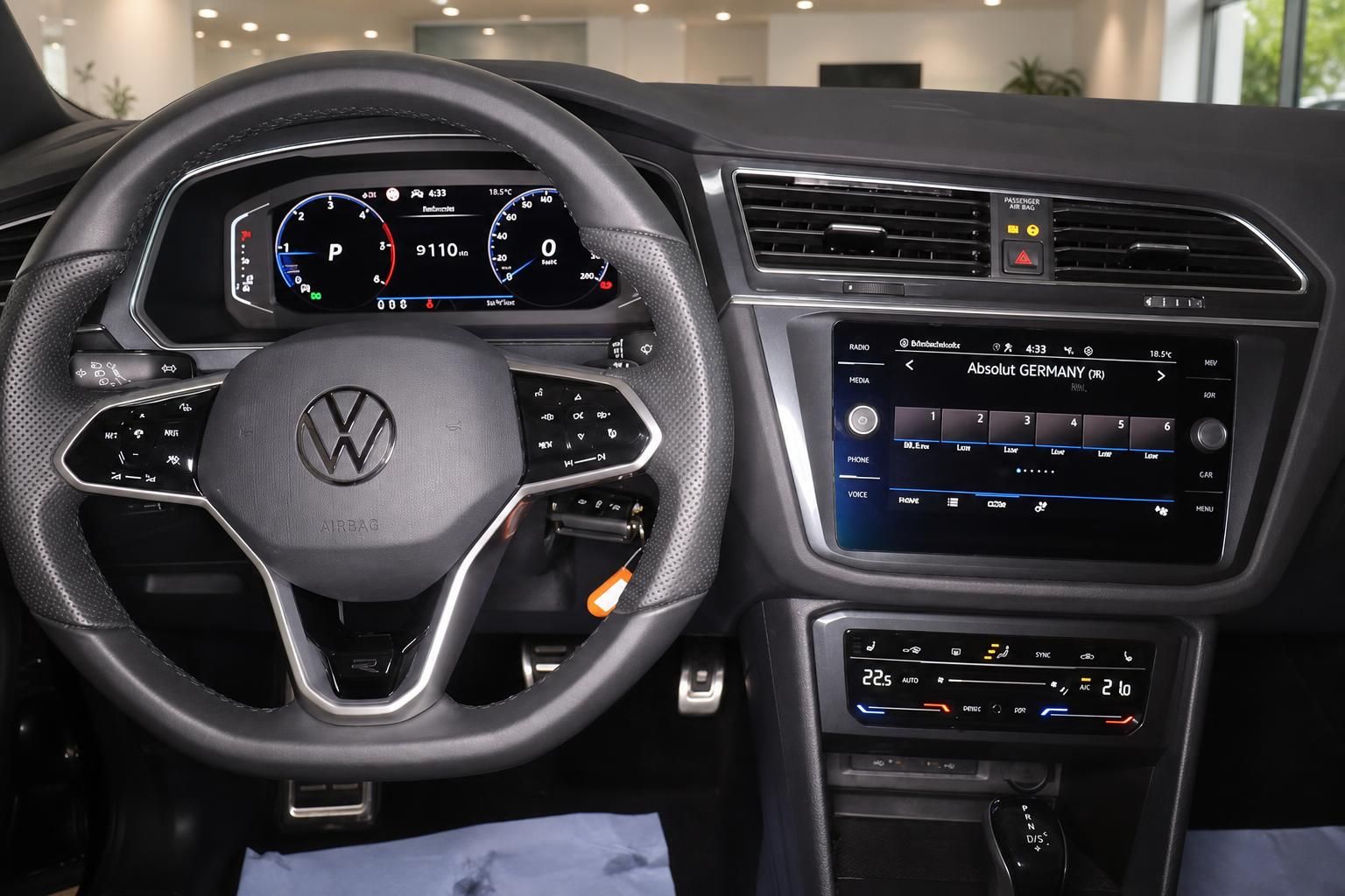 VW Cockpit mit digitalem Tacho, Lenkrad und Infotainment System