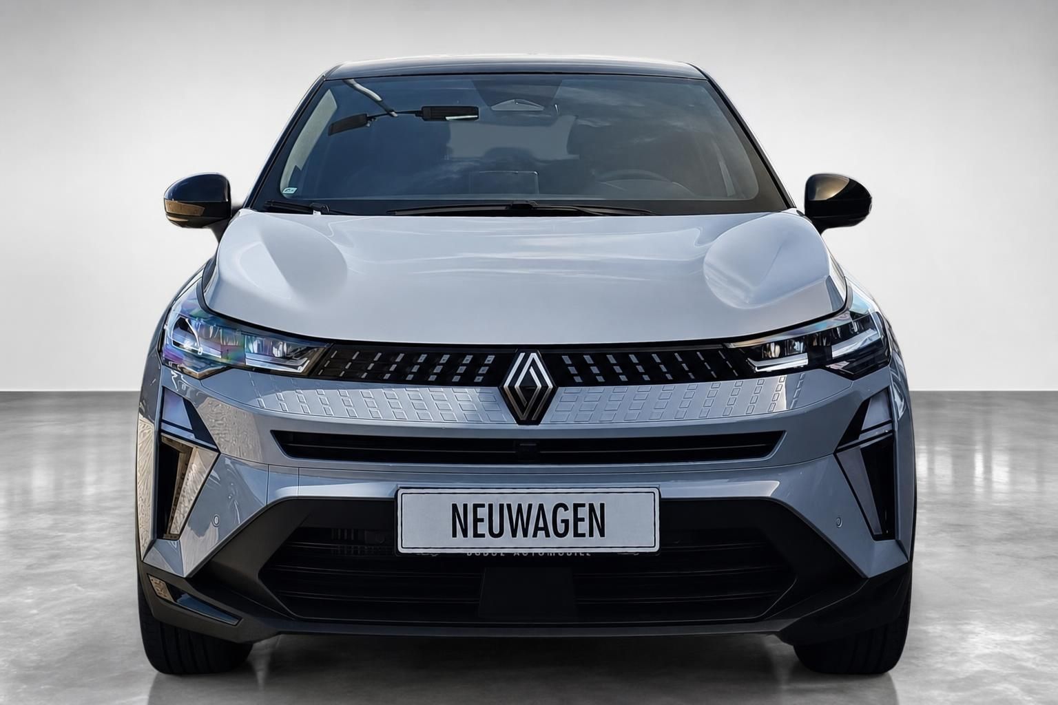Renault Captur in Grau, direkte Frontansicht im Studio