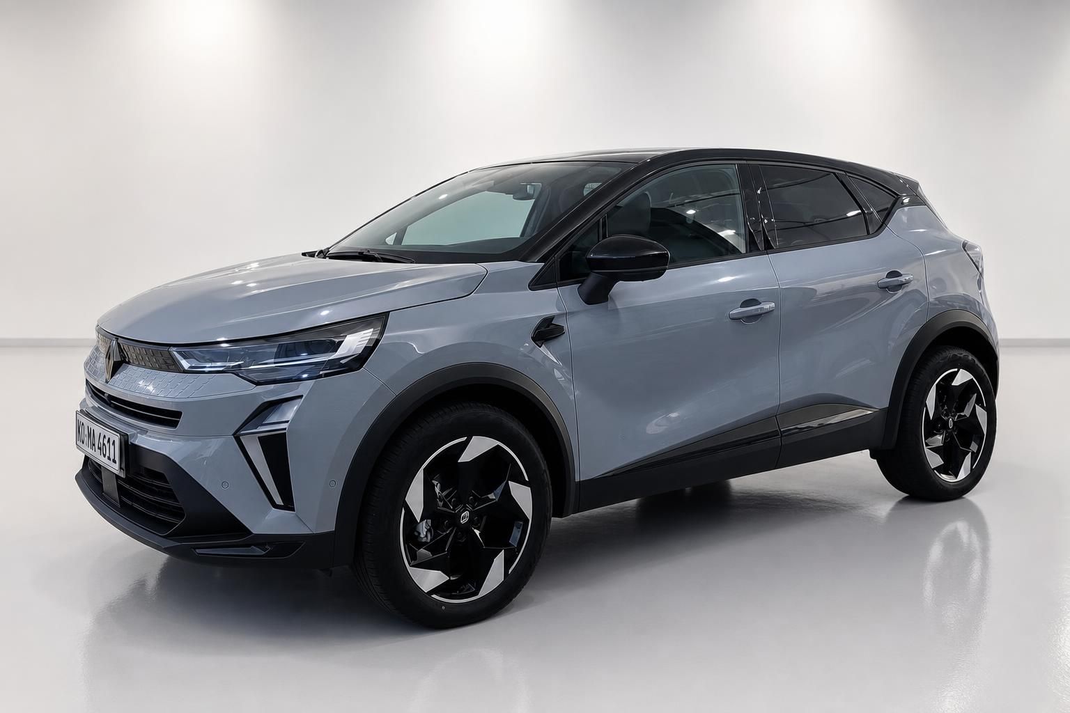 Renault Captur in Grau-Metallic, Frontansicht schräg im Studio